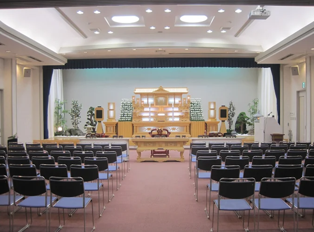 荘厳な祭壇とホール